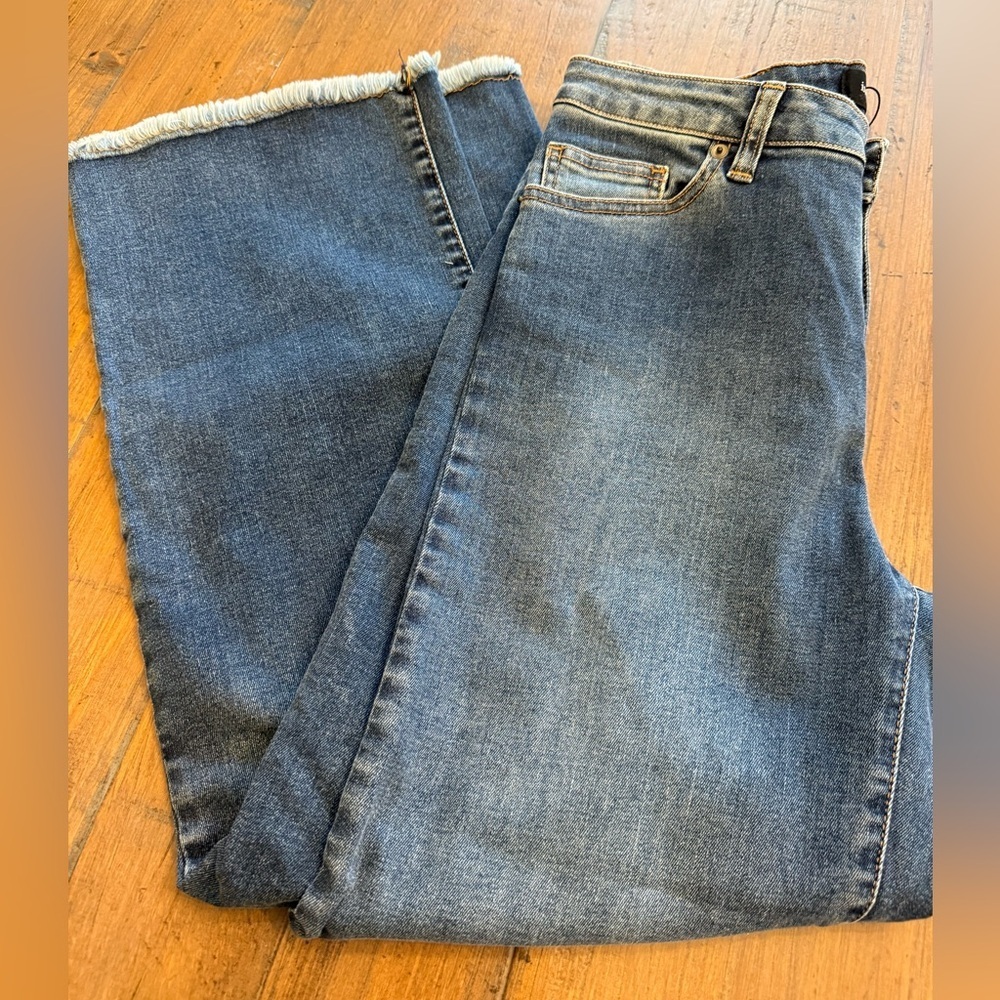 Indi & Cold woman’s jeans wide leg fringe bottom excellent condition. Sz. 6 NWOT